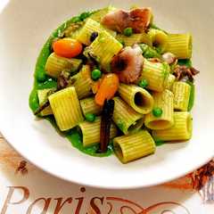 รูปของ Mezze maniche, crema di piselli, datterino giallo, e funghi di bosco