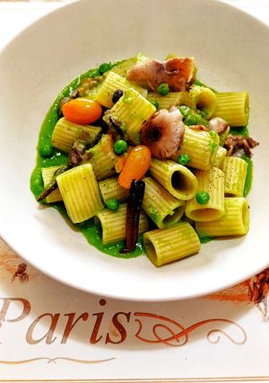 Foto di Mezze maniche, crema di piselli, datterino giallo, e funghi di bosco