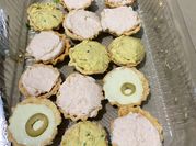 Una foto de relleno de canapés con atun