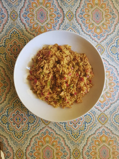 Una foto de Arroz especiado con pollo y verduras
