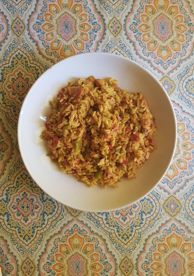 Una foto de Arroz especiado con pollo y verduras