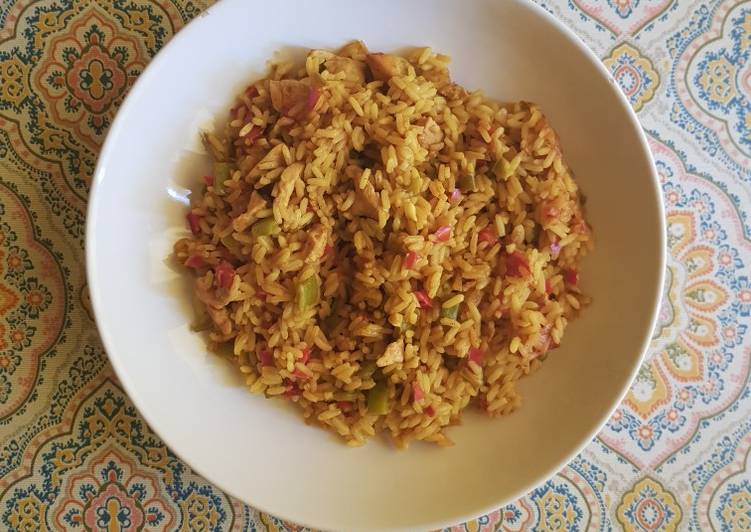 Arroz especiado con pollo y verduras