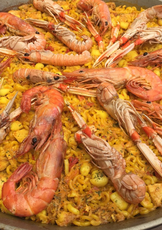 Una foto de Fideuá a leña