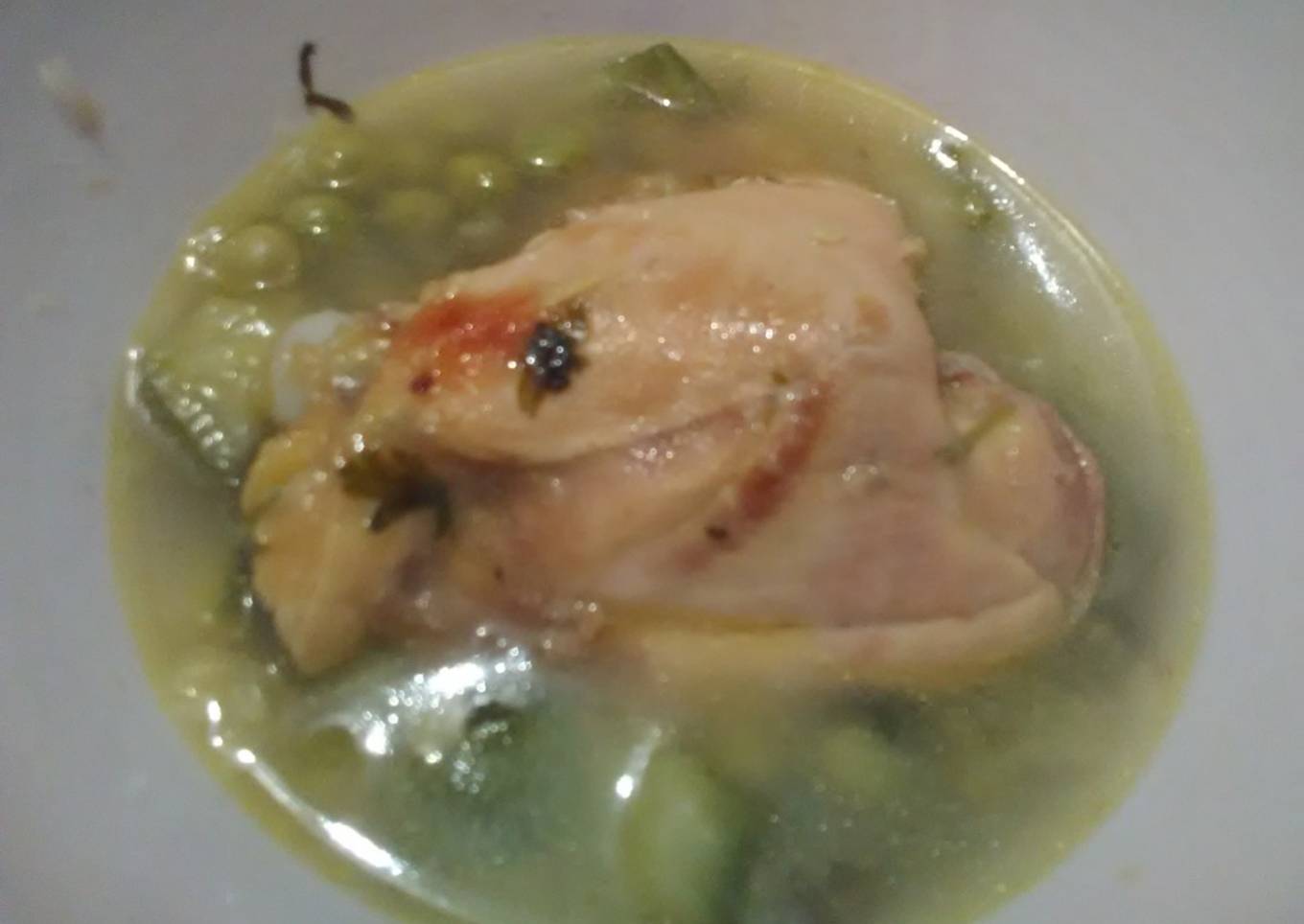 Caldo de pollo verde