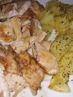 Una foto de Patatas con pollo al microondas