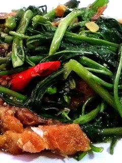 รูปของ ผัดผักบุ้งหมูกรอบ