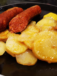 Sült Kolbász krumplival recept fotója