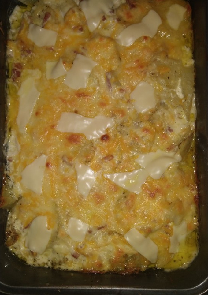 Una foto de Patatas con bacon, nata de cocinar y queso 😋