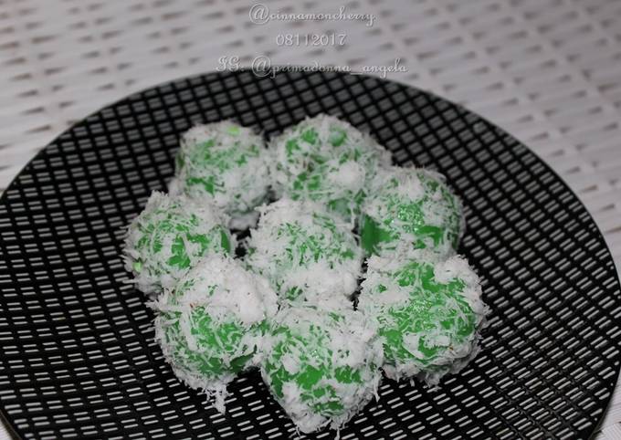 Klepon (Traditional Indonesian Kue)