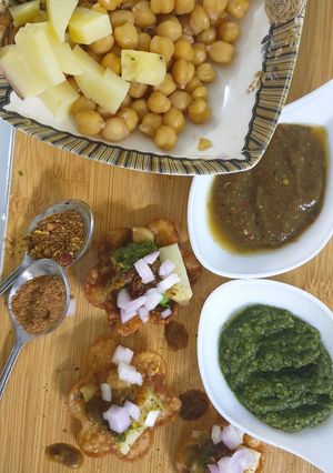 A picture of One bite papri chana chat.
