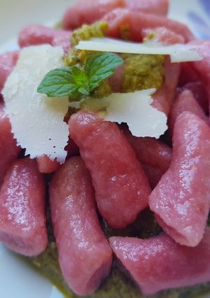 Foto di Gniochi di patate con Rapa Rossa e Pesto