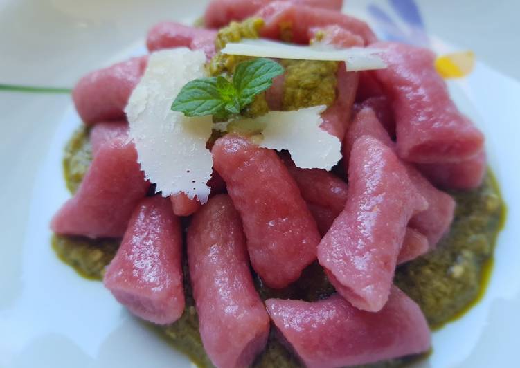 How to Prepare Perfect Gniochi di patate con Rapa Rossa e Pesto