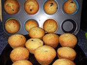 Una foto de muffins de vainilla con chips de chocolate