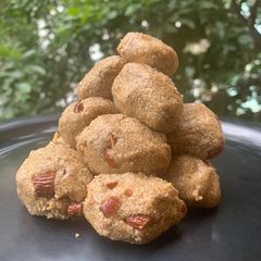 A picture of Oats Rava ladoo.