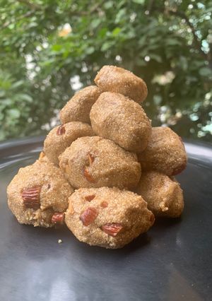 A picture of Oats Rava ladoo.