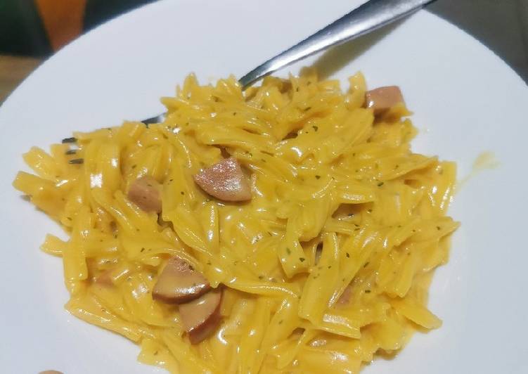 Cheesy pasta with sausage