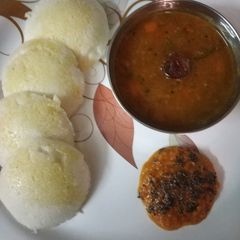 A picture of Idli sambar red chutney.