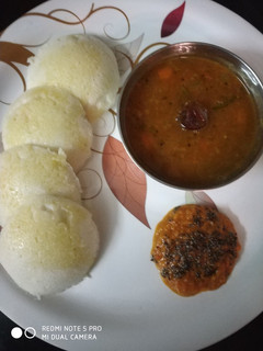 A picture of Idli sambar red chutney.
