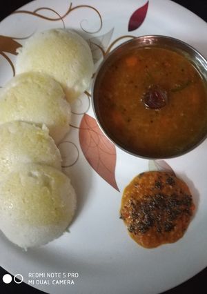A picture of Idli sambar red chutney.