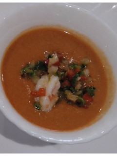 Una foto de Salmorejo con Pimpirrana y Gambas🍅🥒