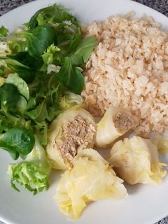 Una foto de Plato combinado con col rellena de carne