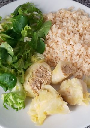 Una foto de Plato combinado con col rellena de carne