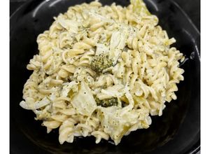 Una foto de Fideos con crema de brócoli 🥦