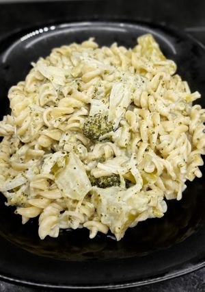 Una foto de Fideos con crema de brócoli 🥦