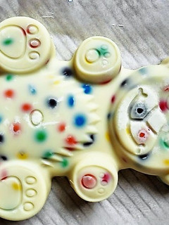 Una foto de Turron de chocolate blanco con M&M