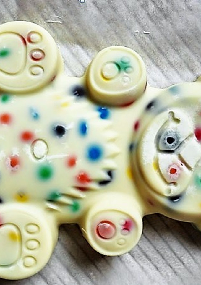 Una foto de Turron de chocolate blanco con M&M