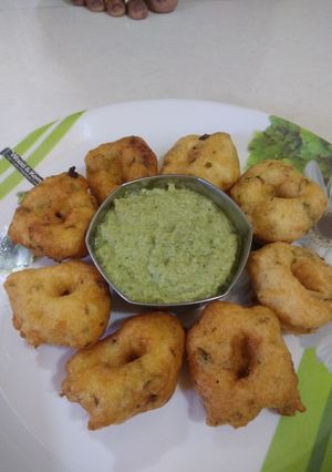 उडीद वडा (udid vada recipe in marathi) रेसिपी चे मुख्य फोटो 