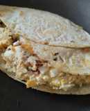 Desayuno con tortilla rellena de atún, huevo🍳y queso🌯🧀🧅