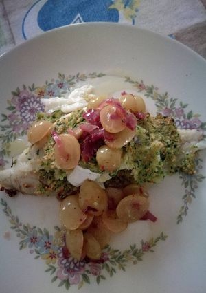 Foto di Filetto di orata al graten di zucchine,🍇 e cipolla brasata