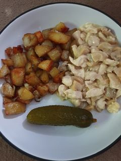 Stroganoff gombás csirke, steak burgonyával recept fotója