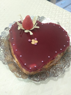Una foto de Tarta de queso con cobertura de frutos rojos para San Valentín