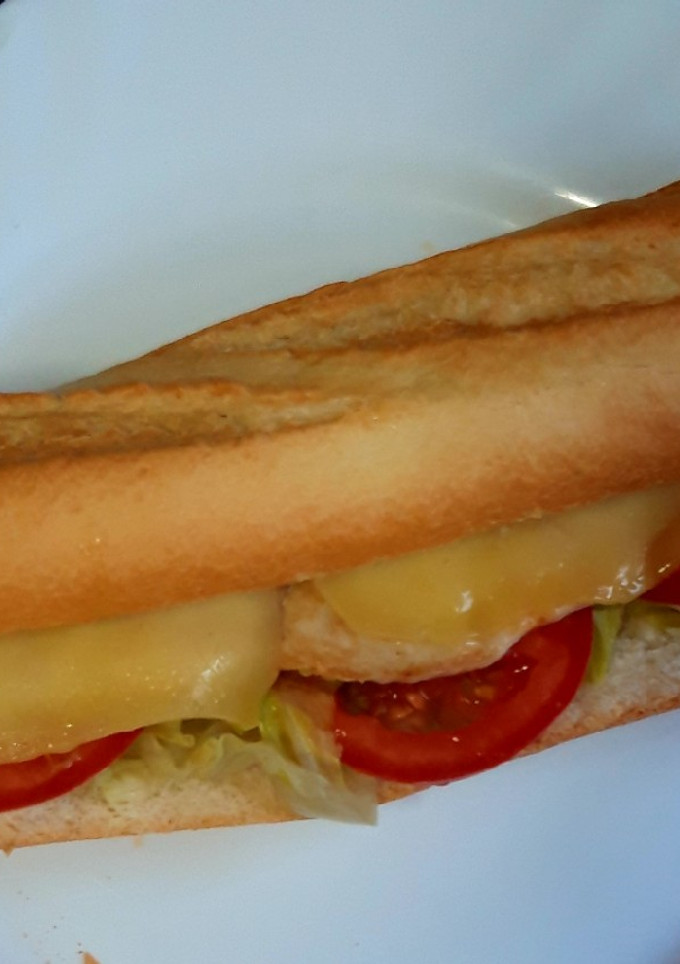 Una foto de Bocadillo de pechuga de pollo con vegetales