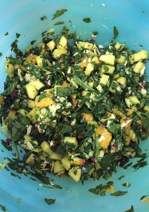 Una foto de Espinacas con mango y manzana