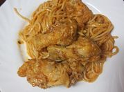 Una foto de pasta con pollo