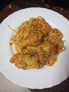 Una foto de Pasta de aprovechamiento con pollo frito en salsa