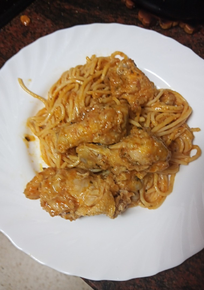 Una foto de Pasta de aprovechamiento con pollo frito en salsa