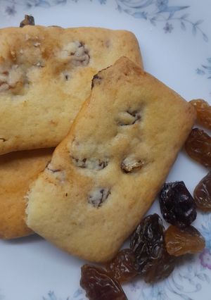 Una foto de Galletitas de manteca y pasas 🍇🍪