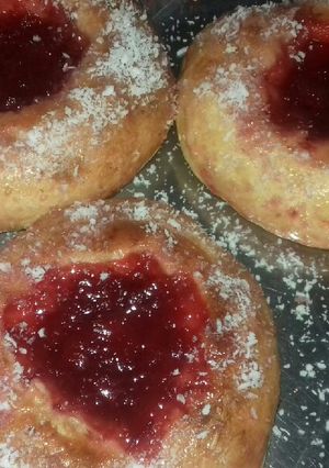 صورة لوصفة حلوى هشيشة بمربى الفراولة تجي فن 😇🍓🍓
