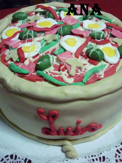 Una foto de Torta imitación pizza para cumpleaños de adultos