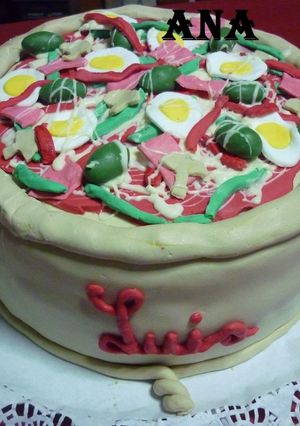 Una foto de Torta imitación pizza para cumpleaños de adultos
