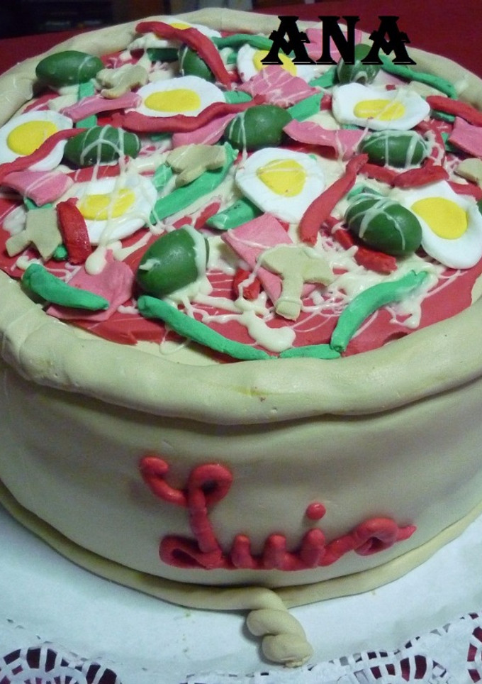 Una foto de Torta imitación pizza para cumpleaños de adultos