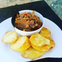 A picture of Soyayyen dankali da sauce din kifi.
