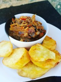 A picture of Soyayyen dankali da sauce din kifi.