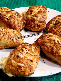 Una foto de Cañas de hojaldre con champiñones, jamón york, queso y virutas de jamón serrano