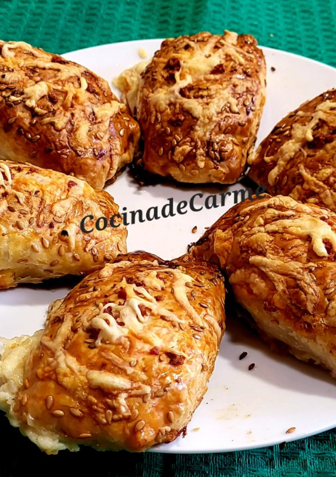 Una foto de Cañas de hojaldre con champiñones, jamón york, queso y virutas de jamón serrano