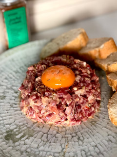 Una foto de Tartar de fuet y tomate con Joyful Coast